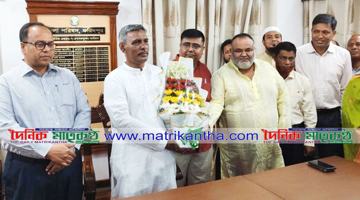  ফরিদপুর জেলা পরিষদে ফুলেল শুভেচ্ছায় সিক্ত নবনিযুক্ত প্রশাসক আফজাল হোসেন 